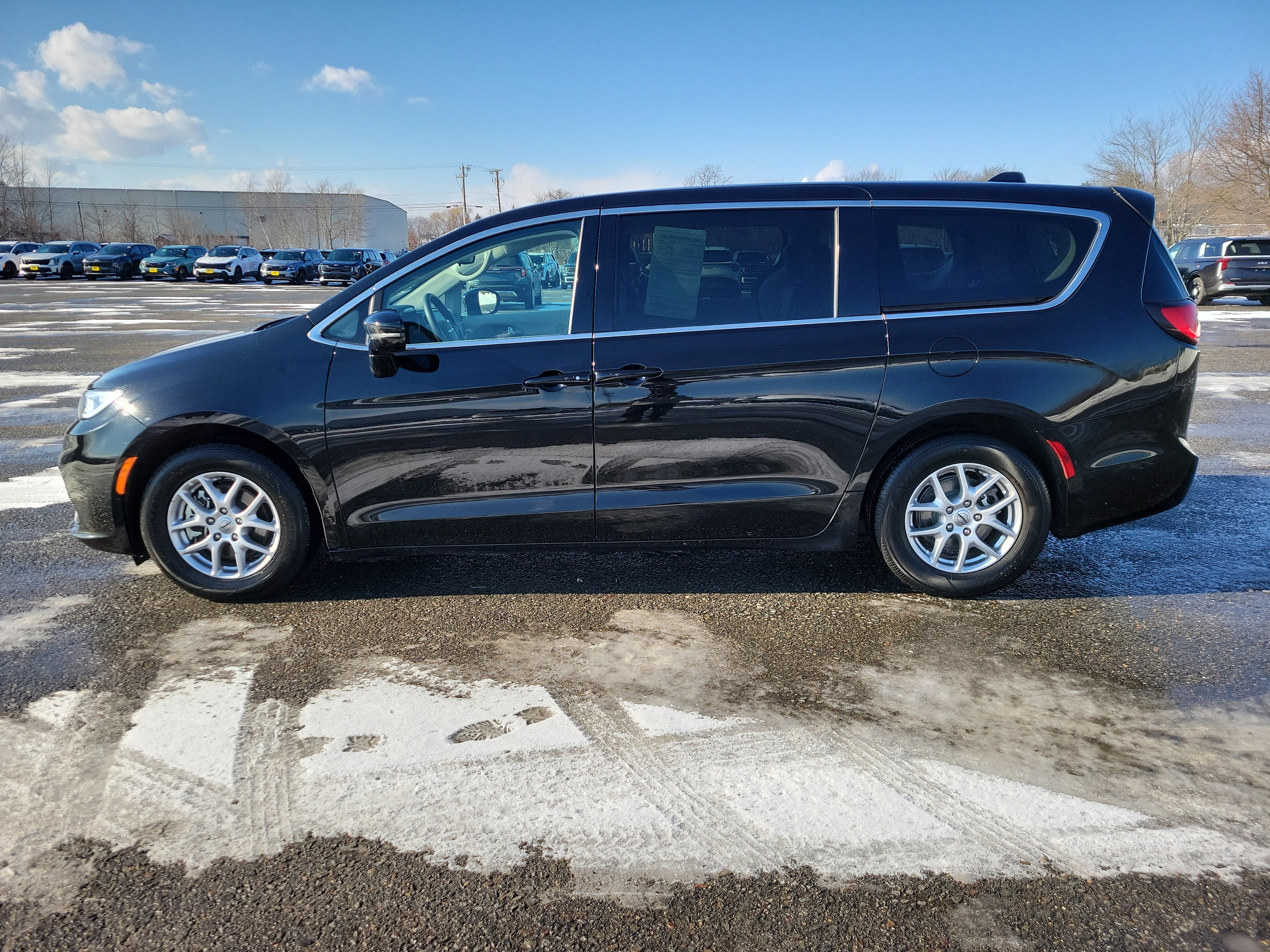 Used 2024 Chrysler Pacifica Touring-L image 8