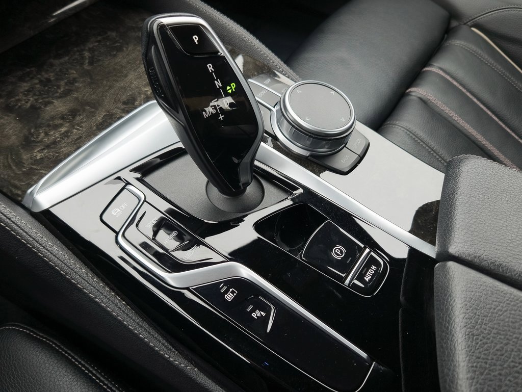 Used 2021 BMW 530e xDrive w/ M Sport Package image 15