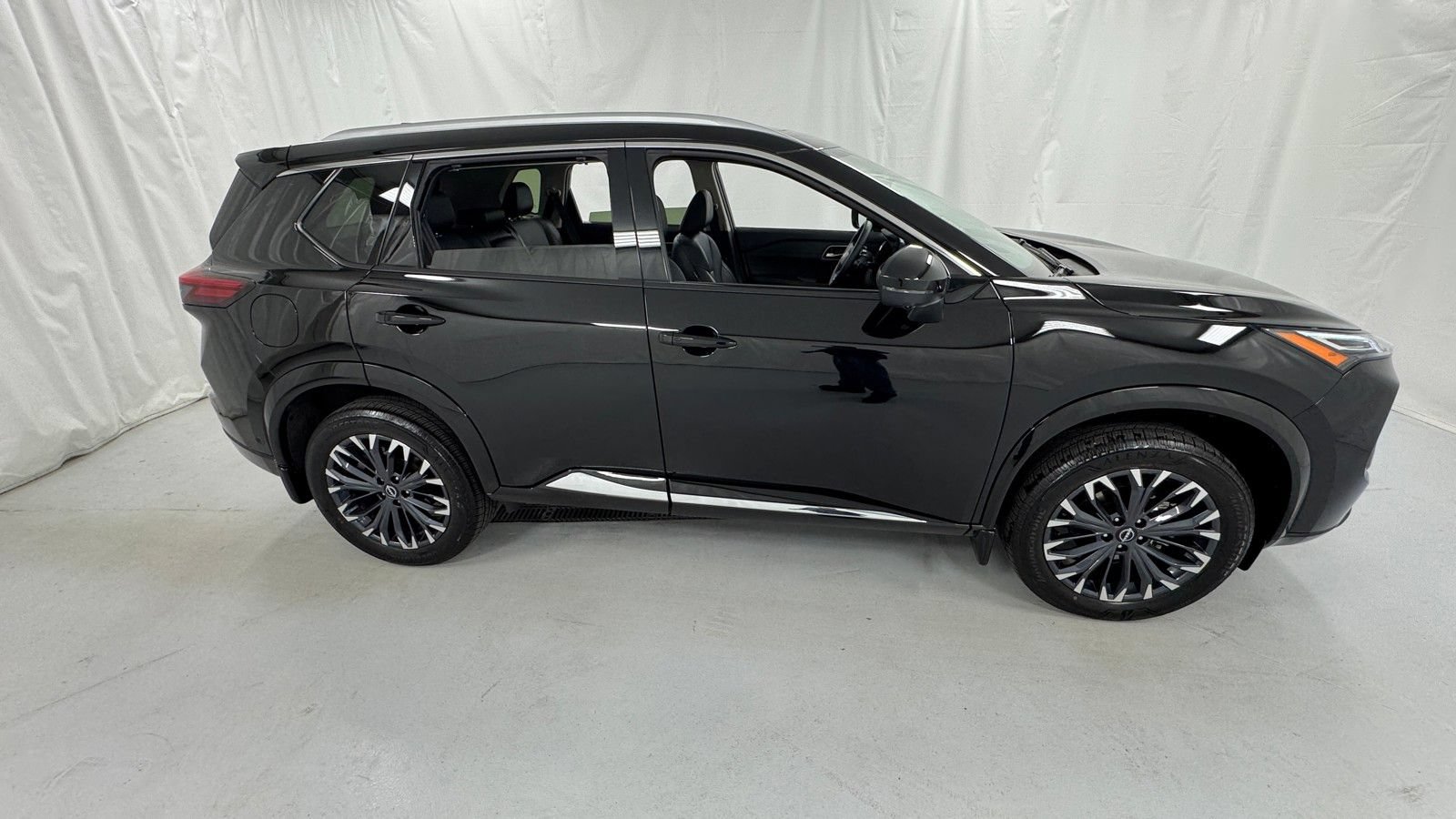 Certified 2026 Nissan Rogue Platinum w/ Platinum Premium Package AWD/4WD image 2