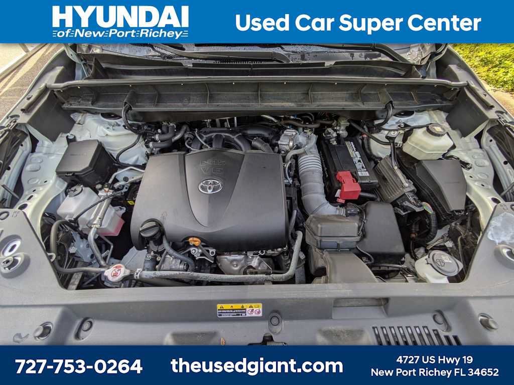 Used 2021 Toyota Highlander XLE AWD/4WD image 16