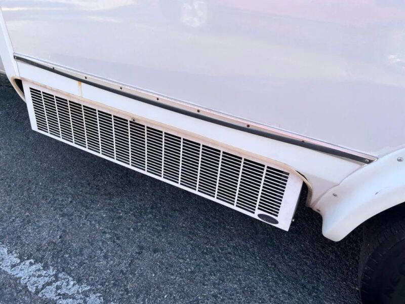 Used 2006 Ford E-350 and Econoline 350 Super Duty RWD image 17