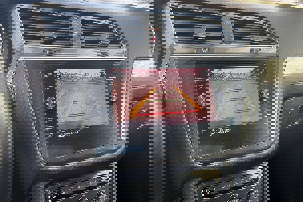 Used 2018 Volkswagen Tiguan SE w/ Panoramic Sunroof Package FWD image 21