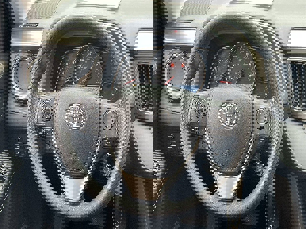 Used 2015 Toyota RAV4 LE image 13