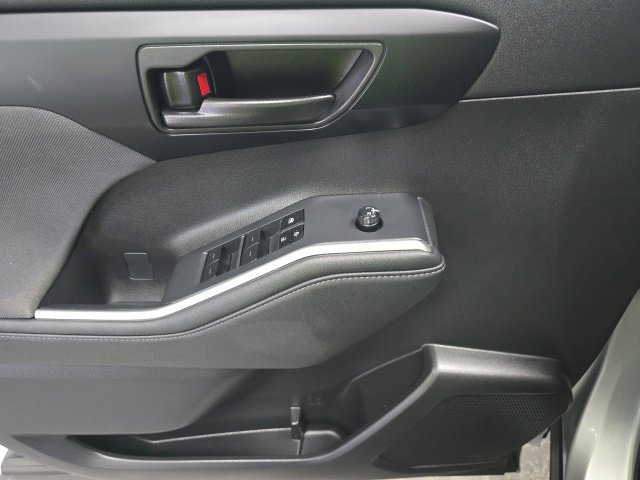 Used 2024 Toyota Highlander LE AWD/4WD image 19