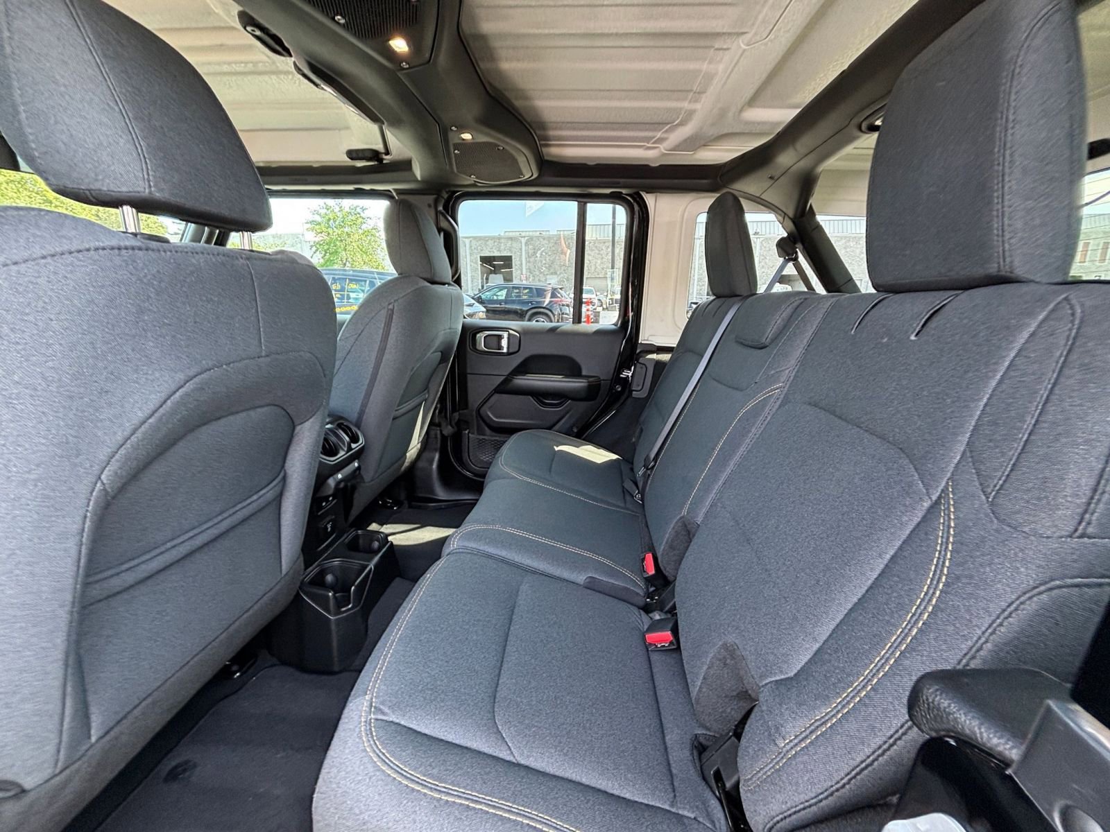 Used 2025 Jeep Wrangler Unlimited Sahara AWD/4WD image 25