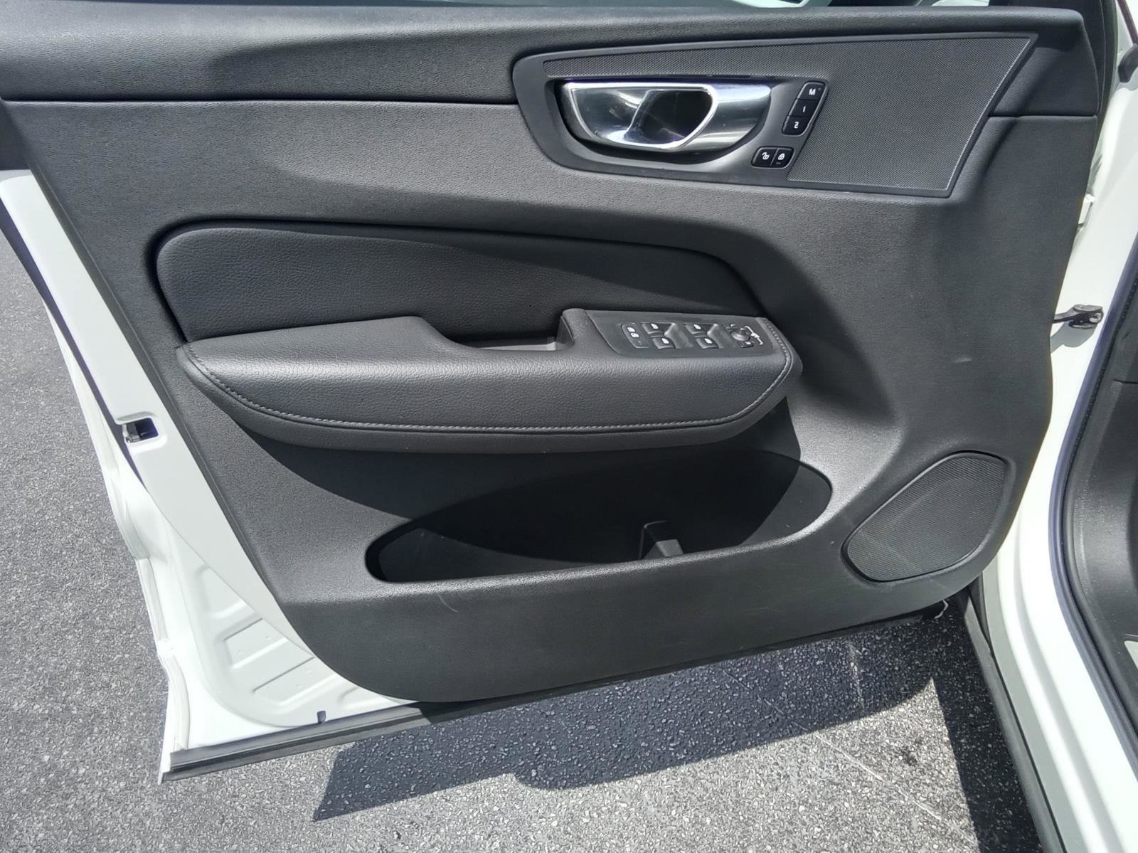 Used 2021 Volvo XC60 T5 Momentum w/ Protection Package Premier image 16