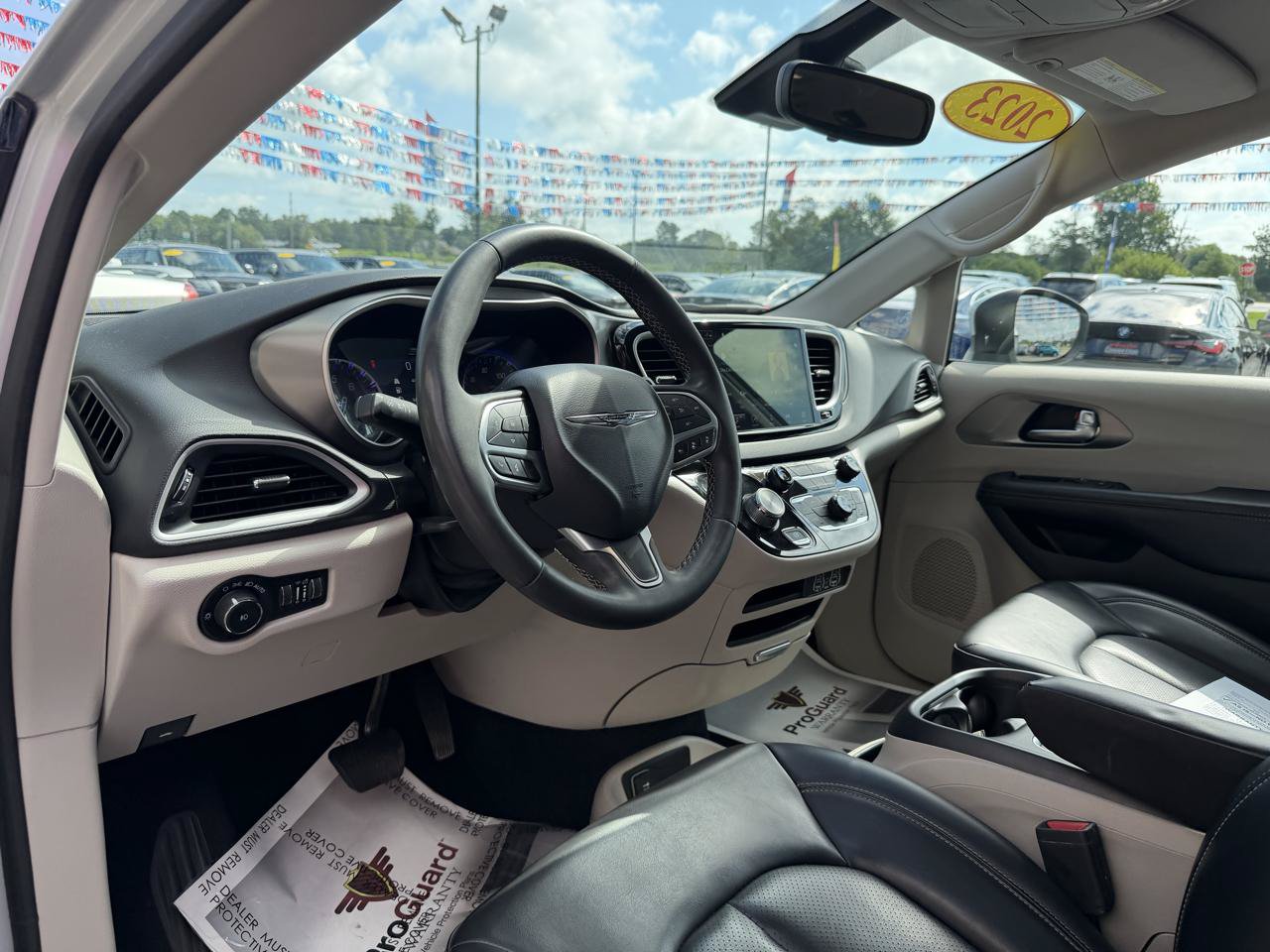 Used 2023 Chrysler Pacifica Touring-L FWD image 14