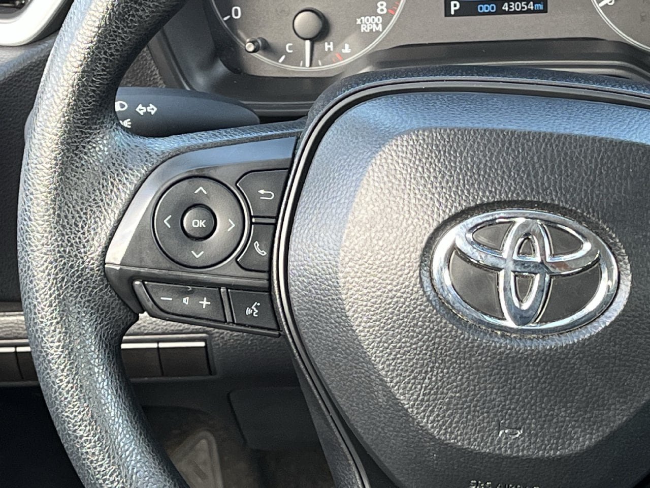 Used 2025 Toyota Corolla LE FWD image 12