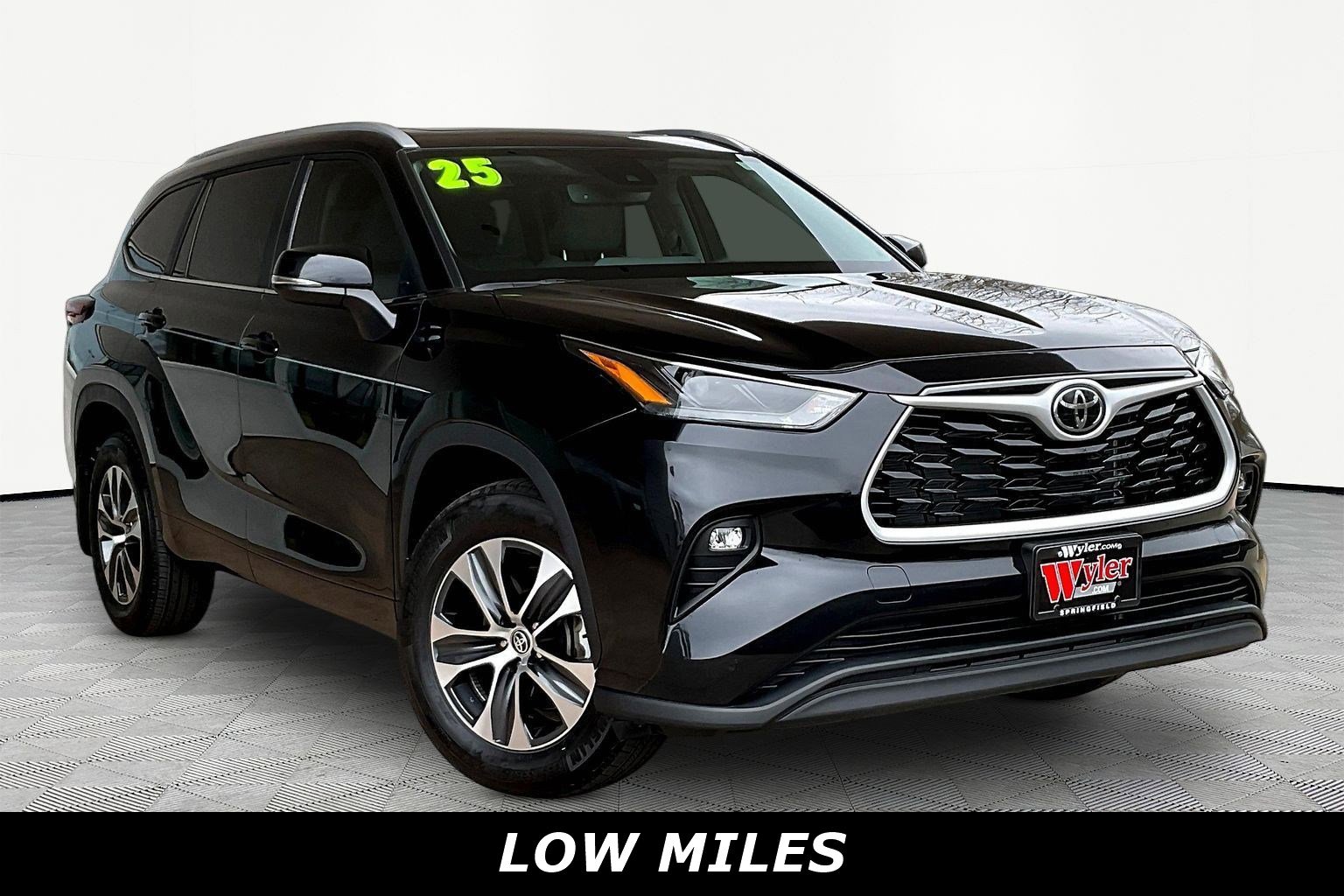 Used 2025 Toyota Highlander XLE image 3