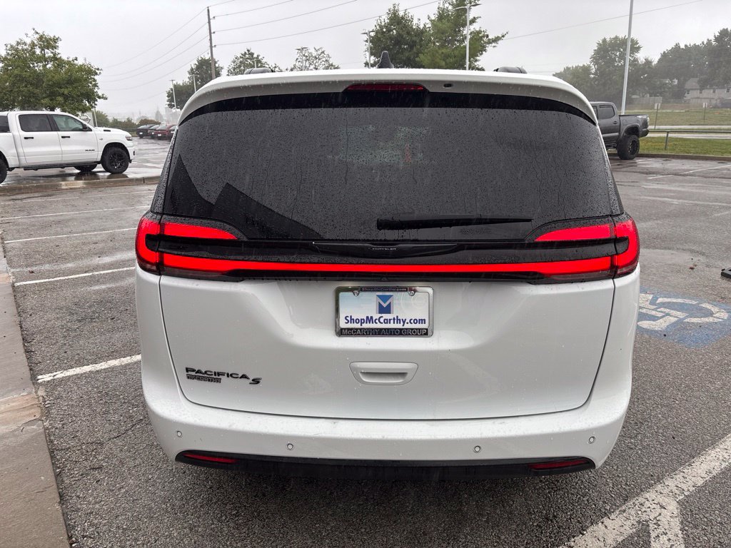 Used 2024 Chrysler Pacifica Touring-L w/ S Appearance Package FWD image 7