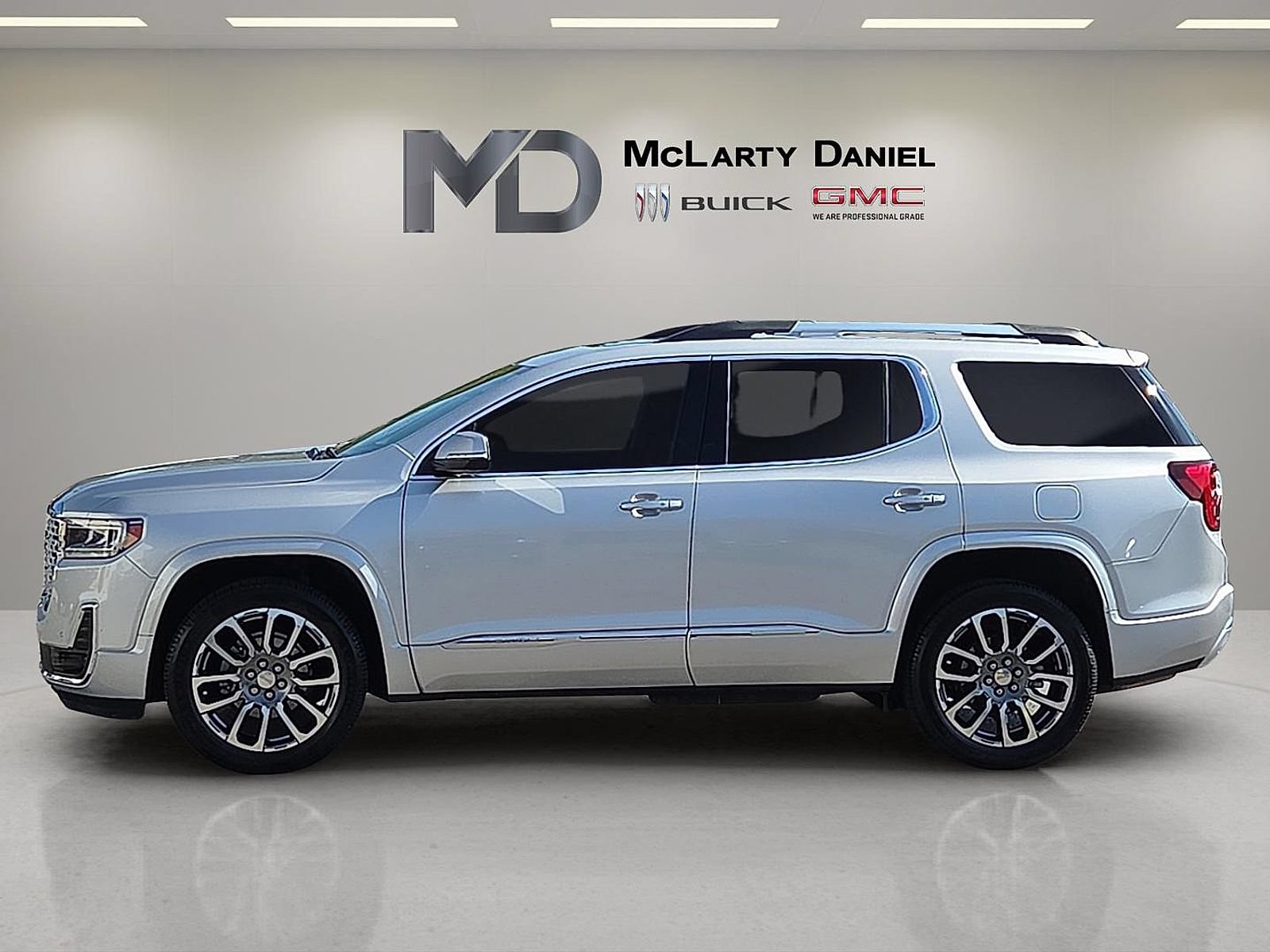 Used 2020 GMC Acadia Denali w/ Technology Package FWD image 2