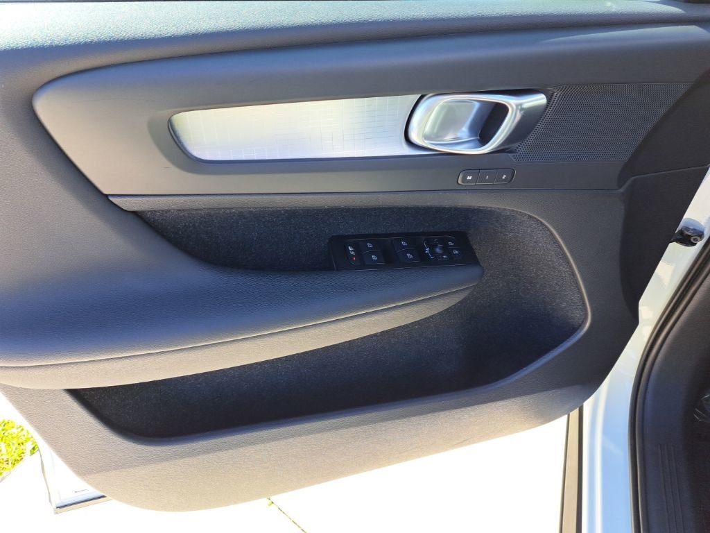 Used 2021 Volvo XC40 T5 Momentum w/ Climate Package image 15