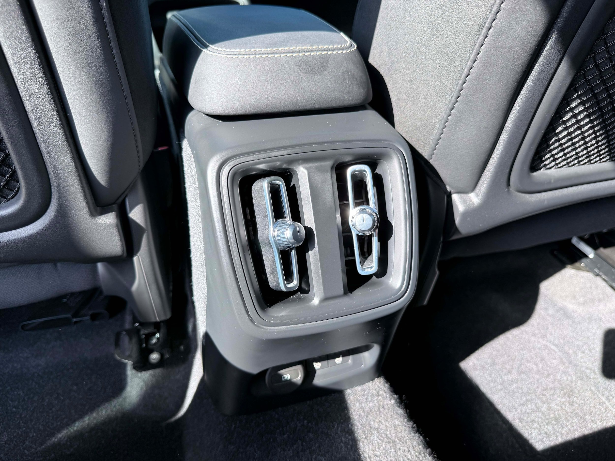 Certified 2023 Volvo XC40 Recharge Ultimate AWD/4WD image 16