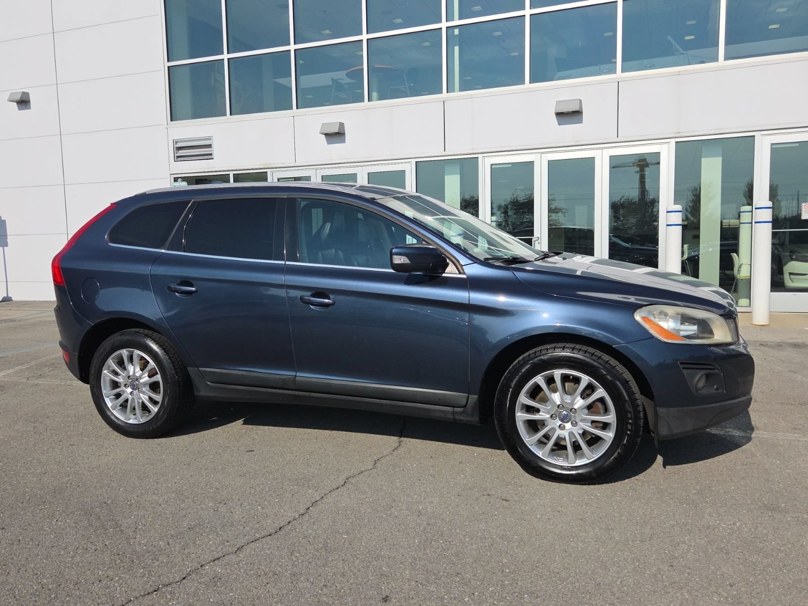 Used 2010 Volvo XC60 T6 AWD/4WD image 2