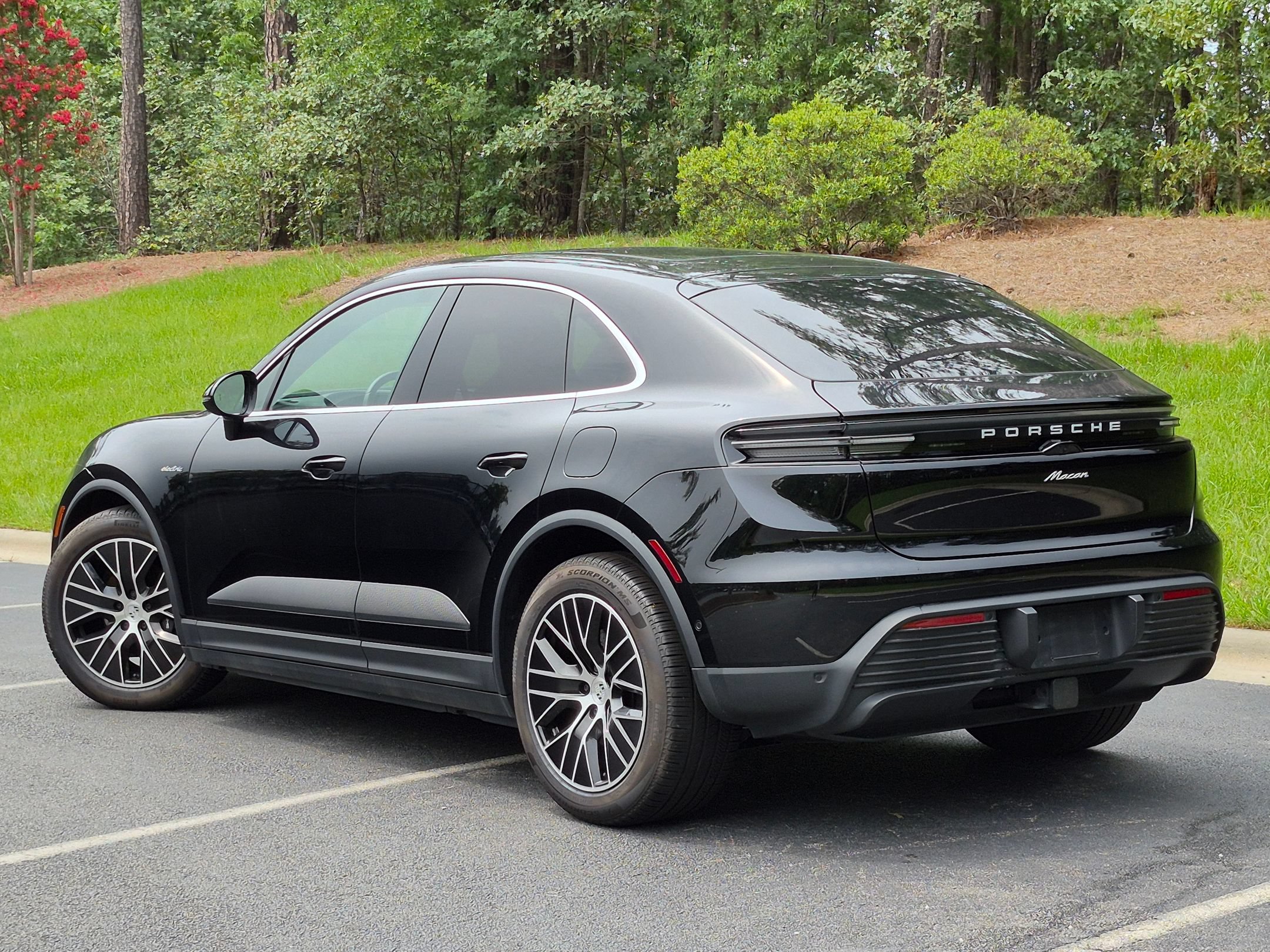 Certified 2025 Porsche Macan Electric RWD image 3