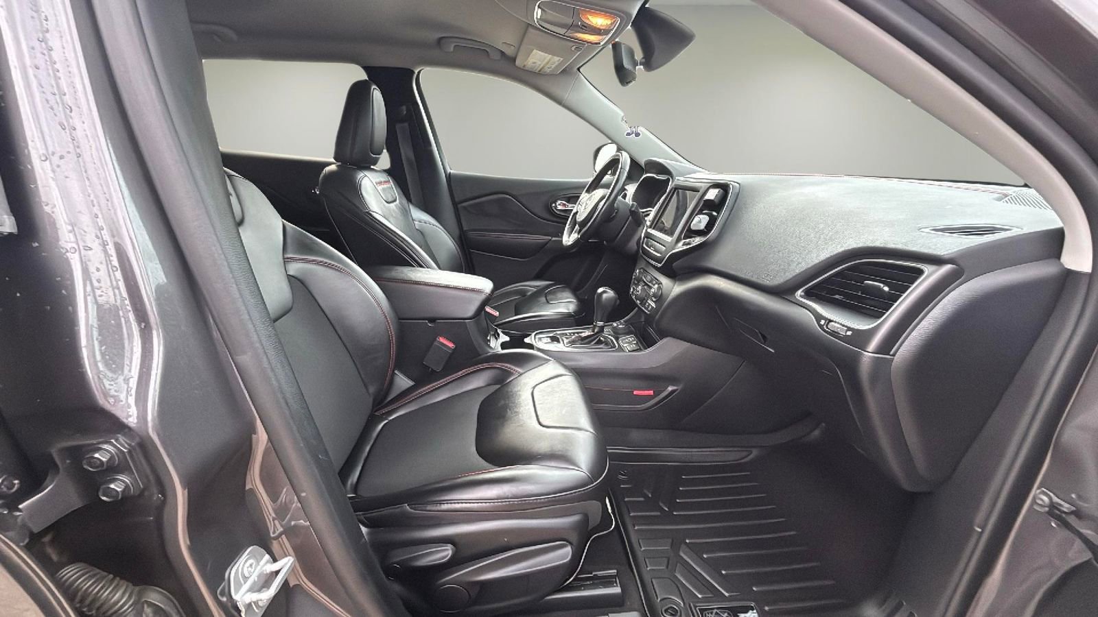 Used 2020 Jeep Cherokee Trailhawk AWD/4WD image 10