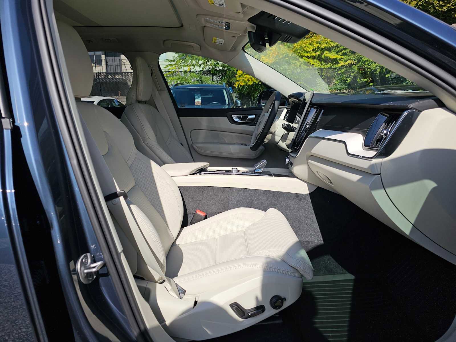 New 2026 Volvo XC60 T8 Ultra w/ Protection Package Premier image 10