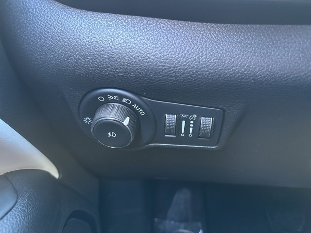 Used 2022 Jeep Compass Limited image 24