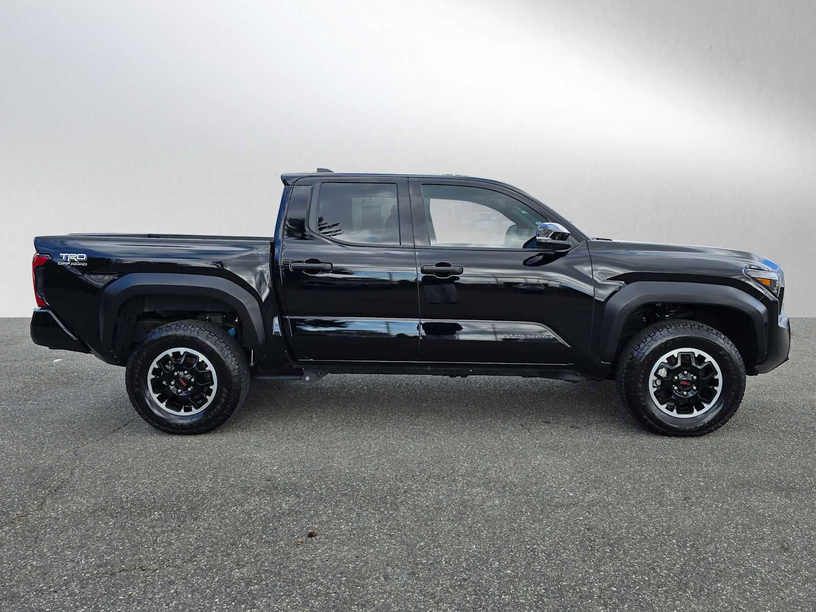 Used 2025 Toyota Tacoma TRD Off-Road w/ TRD Off Road Premium Package image 8