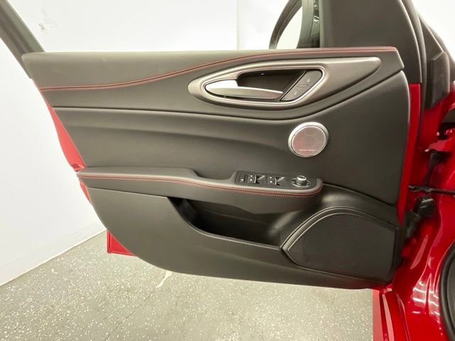 Used 2025 Alfa Romeo Giulia AWD image 9