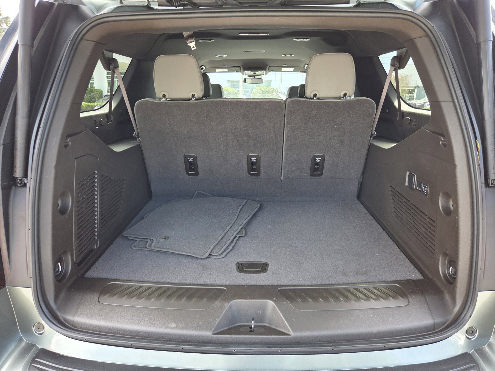 Used 2024 GMC Yukon XL SLT w/ SLT Luxury Package image 16