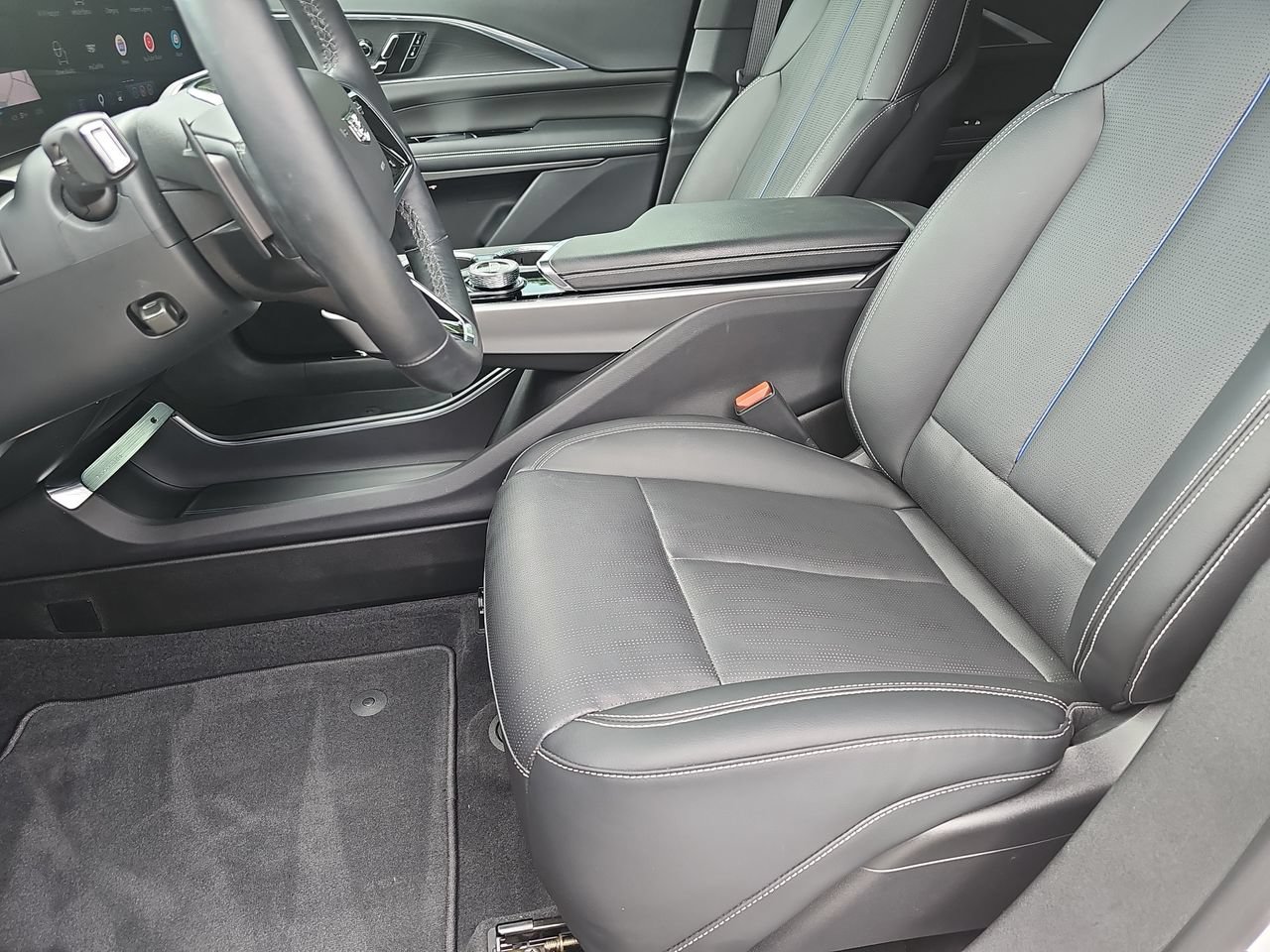 Used 2024 Cadillac Lyriq Luxury w/ LPO, Floor Liner Package RWD image 15