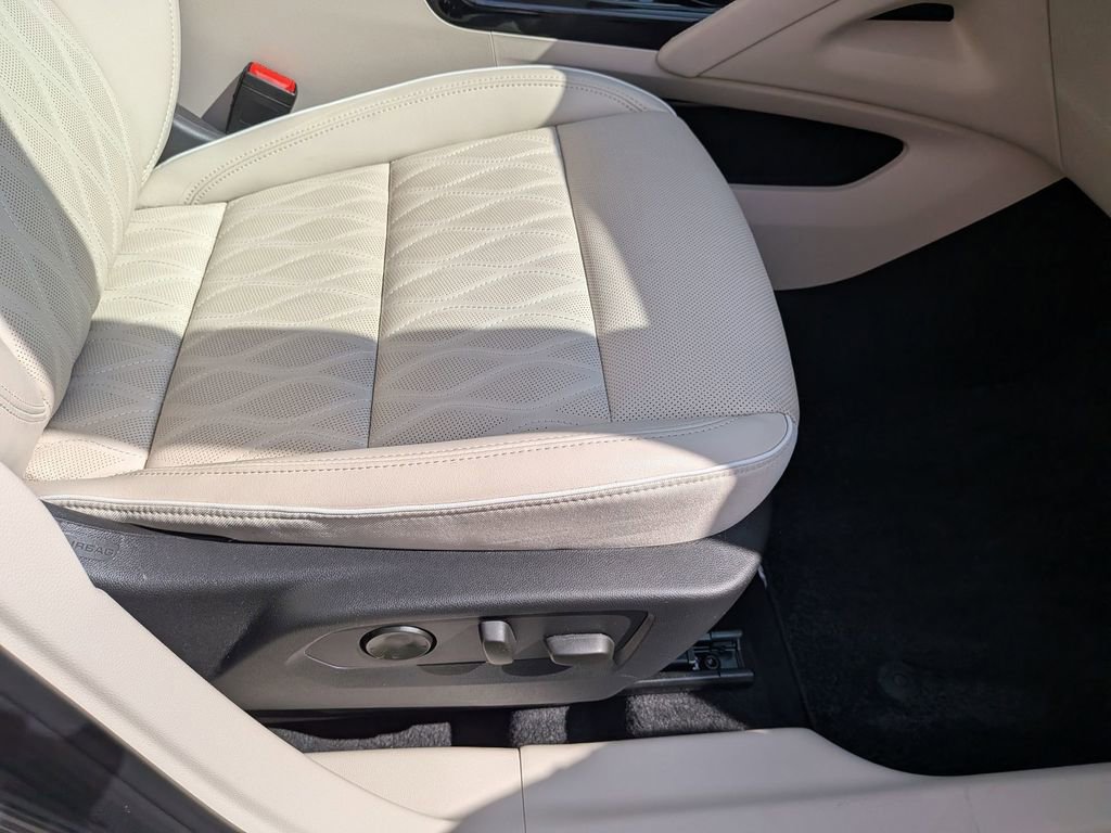 Certified 2022 Buick Envision Avenir w/ Technology Package II image 30