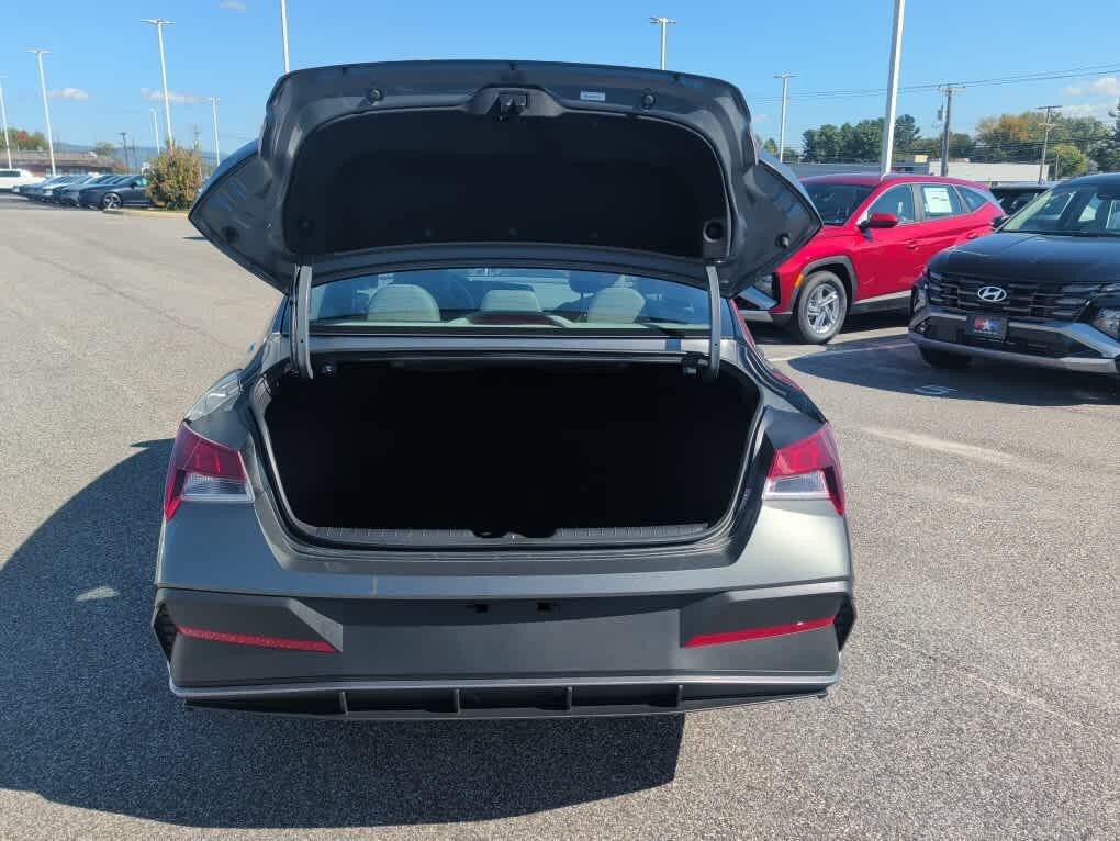 New 2026 Hyundai Elantra SE FWD image 18