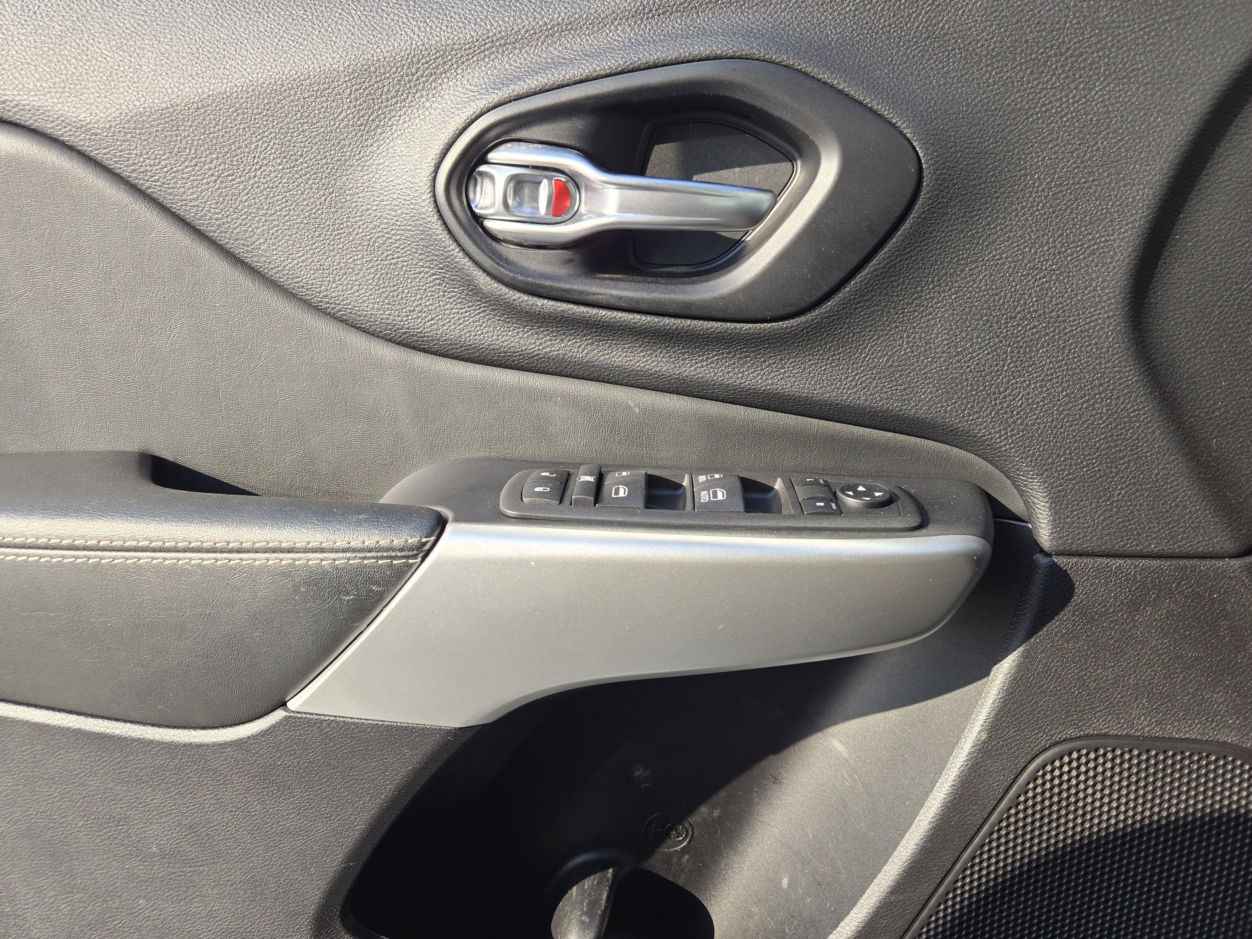 Used 2022 Jeep Cherokee Latitude image 24