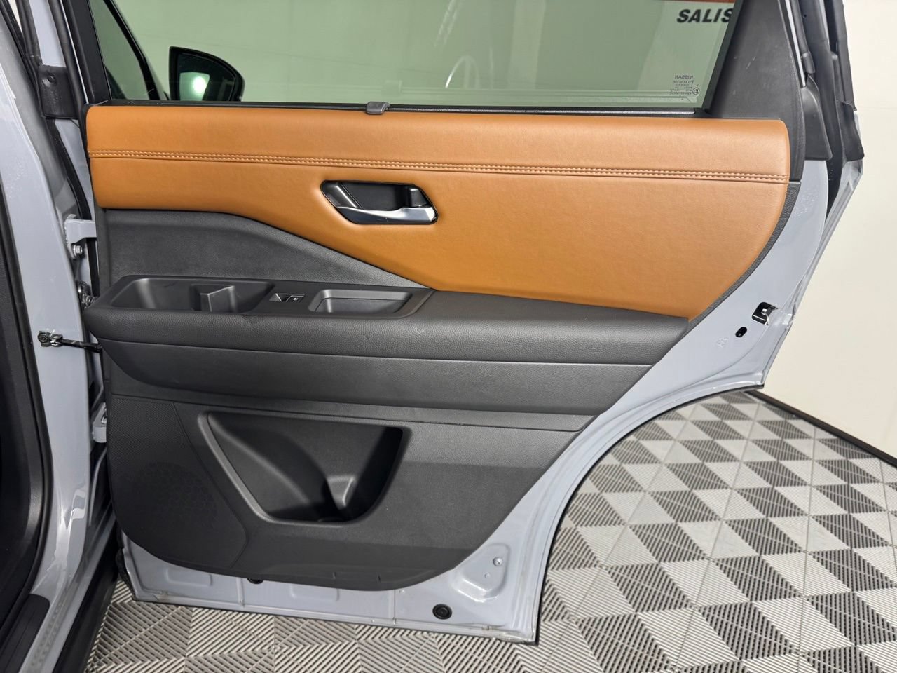 Used 2025 Nissan Pathfinder Platinum w/ Cargo Package FWD image 33