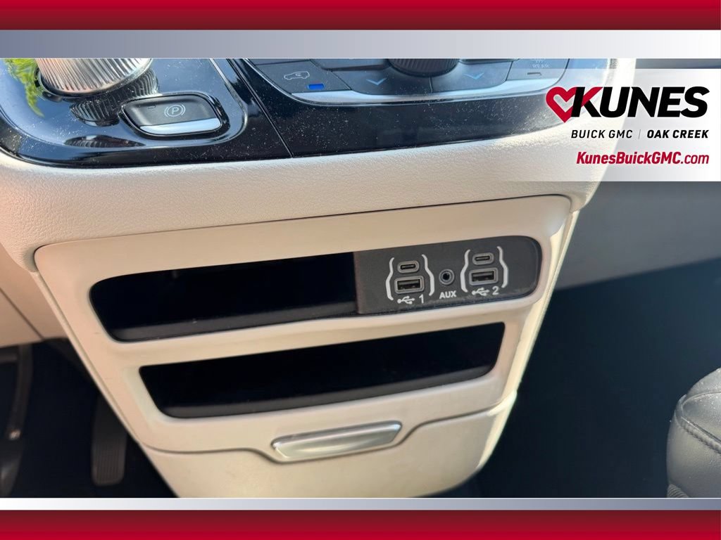 Used 2023 Chrysler Pacifica Touring-L FWD image 23