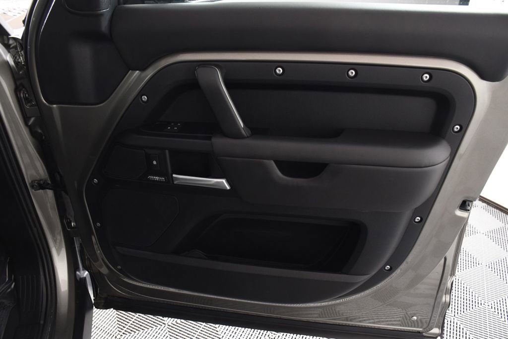 Used 2025 Land Rover Defender 130 X-Dynamic SE image 18