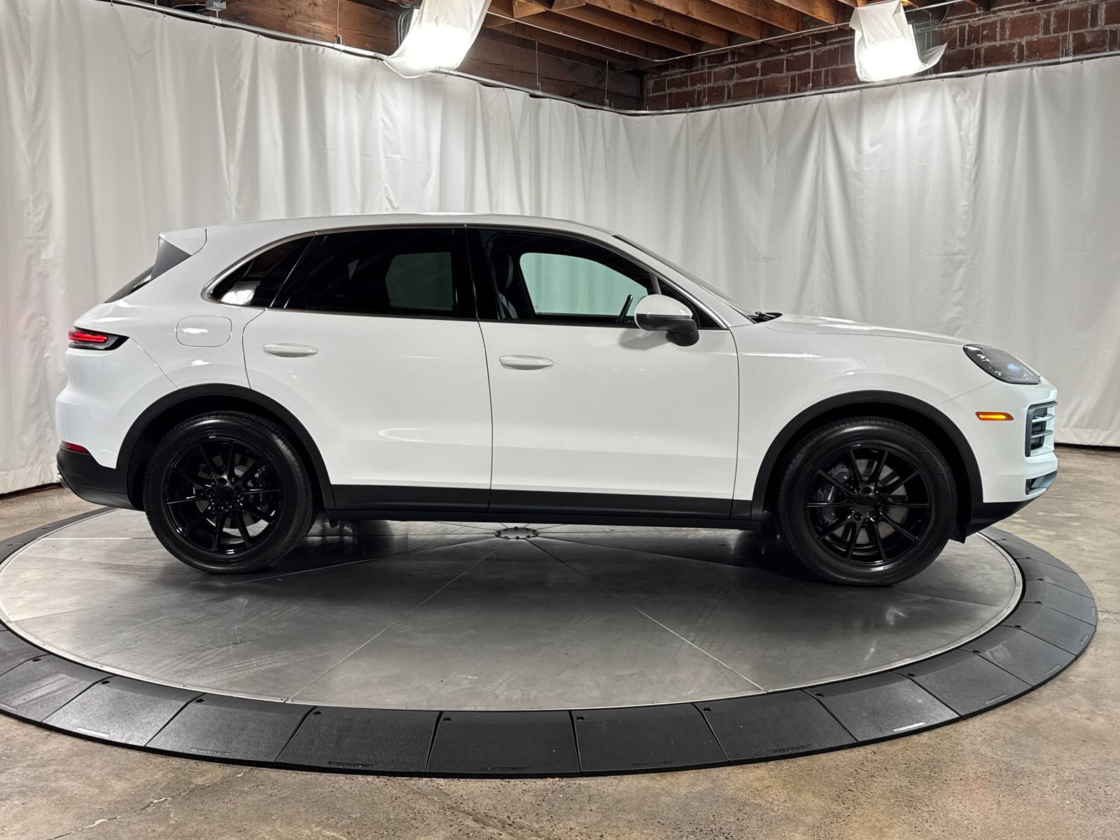 Used 2024 Porsche Cayenne w/ Premium Package AWD/4WD image 9