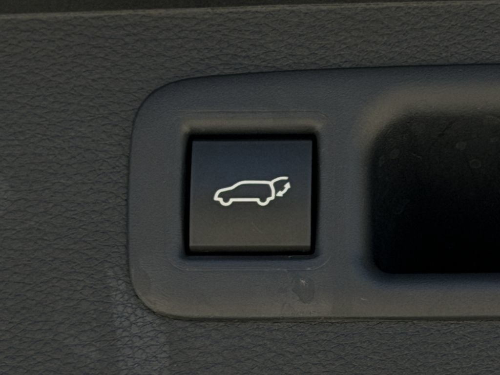 Used 2025 Toyota Highlander XLE AWD/4WD image 30