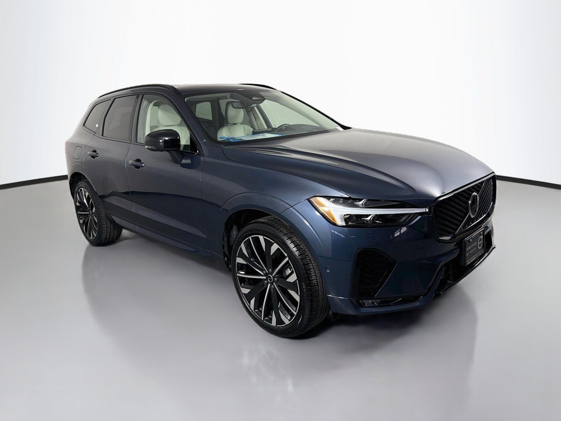 Certified 2026 Volvo XC60 B5 Ultra AWD/4WD image 3