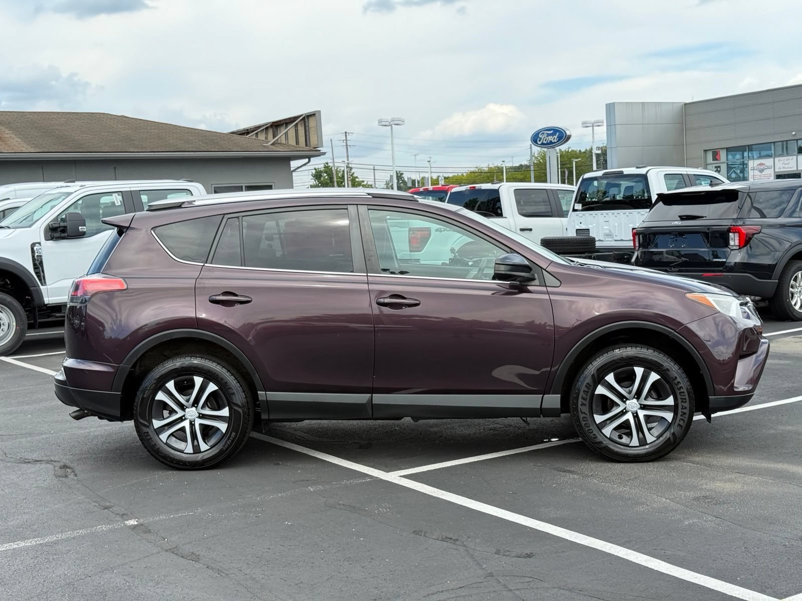 Used 2016 Toyota RAV4 LE FWD image 3