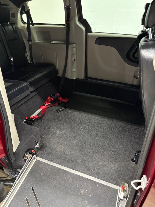 Used 2019 Dodge Grand Caravan SXT image 13