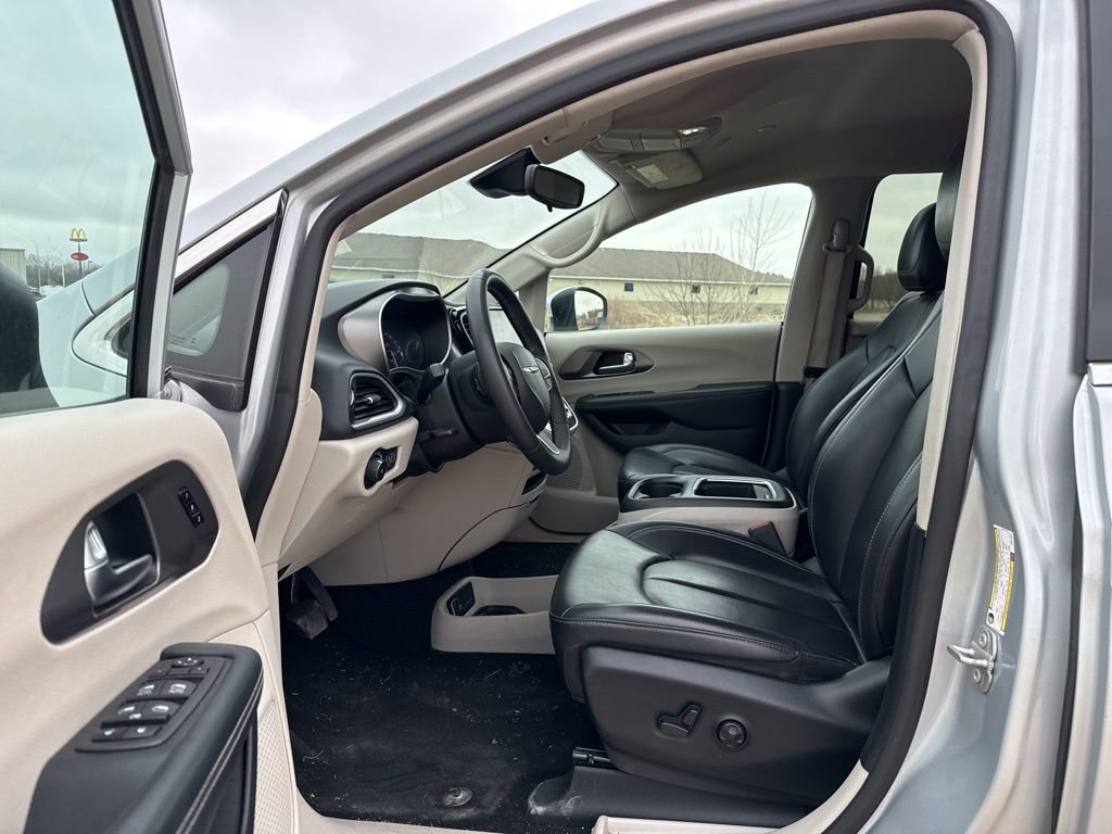 Used 2023 Chrysler Pacifica Touring-L FWD image 6