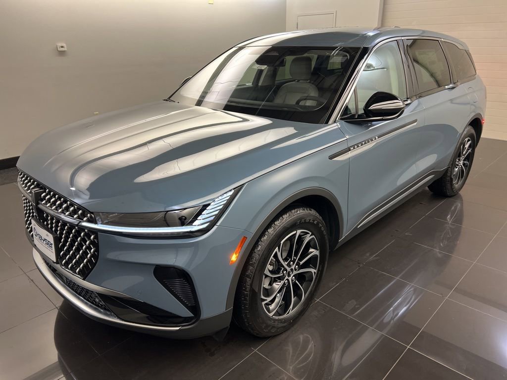 Used 2026 Lincoln Nautilus Premier image 3