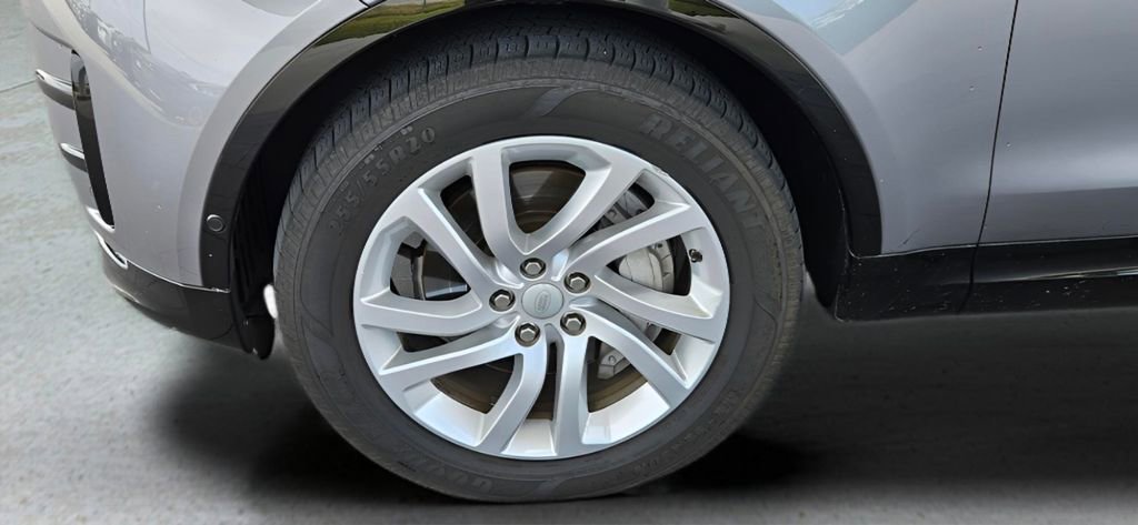 Used 2020 Land Rover Discovery Landmark image 11