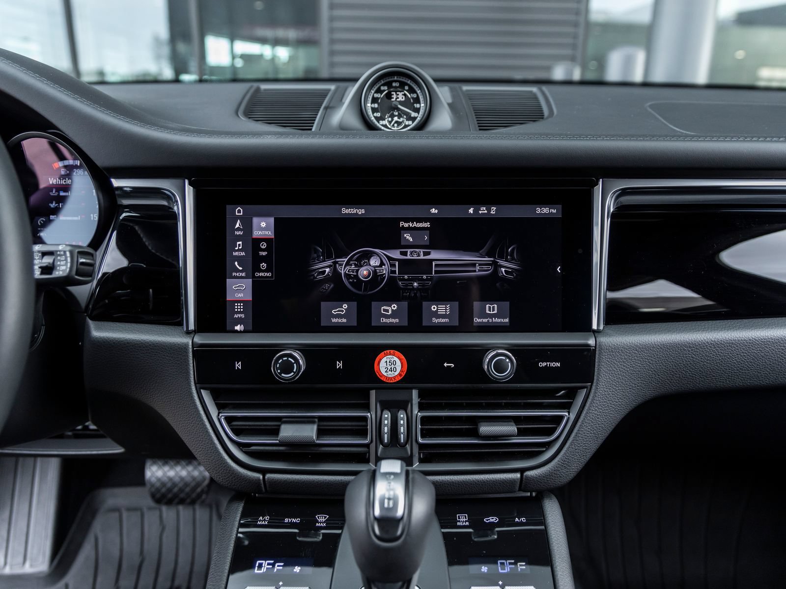 Certified 2025 Porsche Macan Turbo AWD/4WD image 24