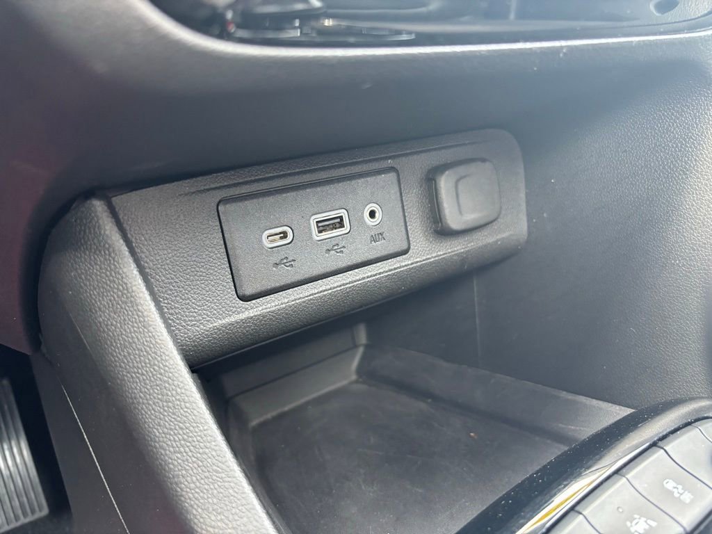 Used 2023 Buick Encore GX Essence w/ Experience Buick Package FWD image 29