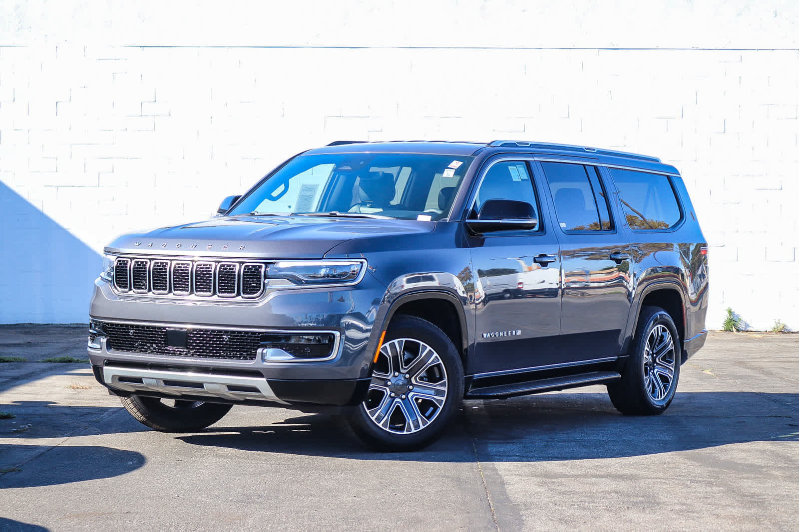 Used 2024 Jeep Wagoneer L Series II RWD image 1