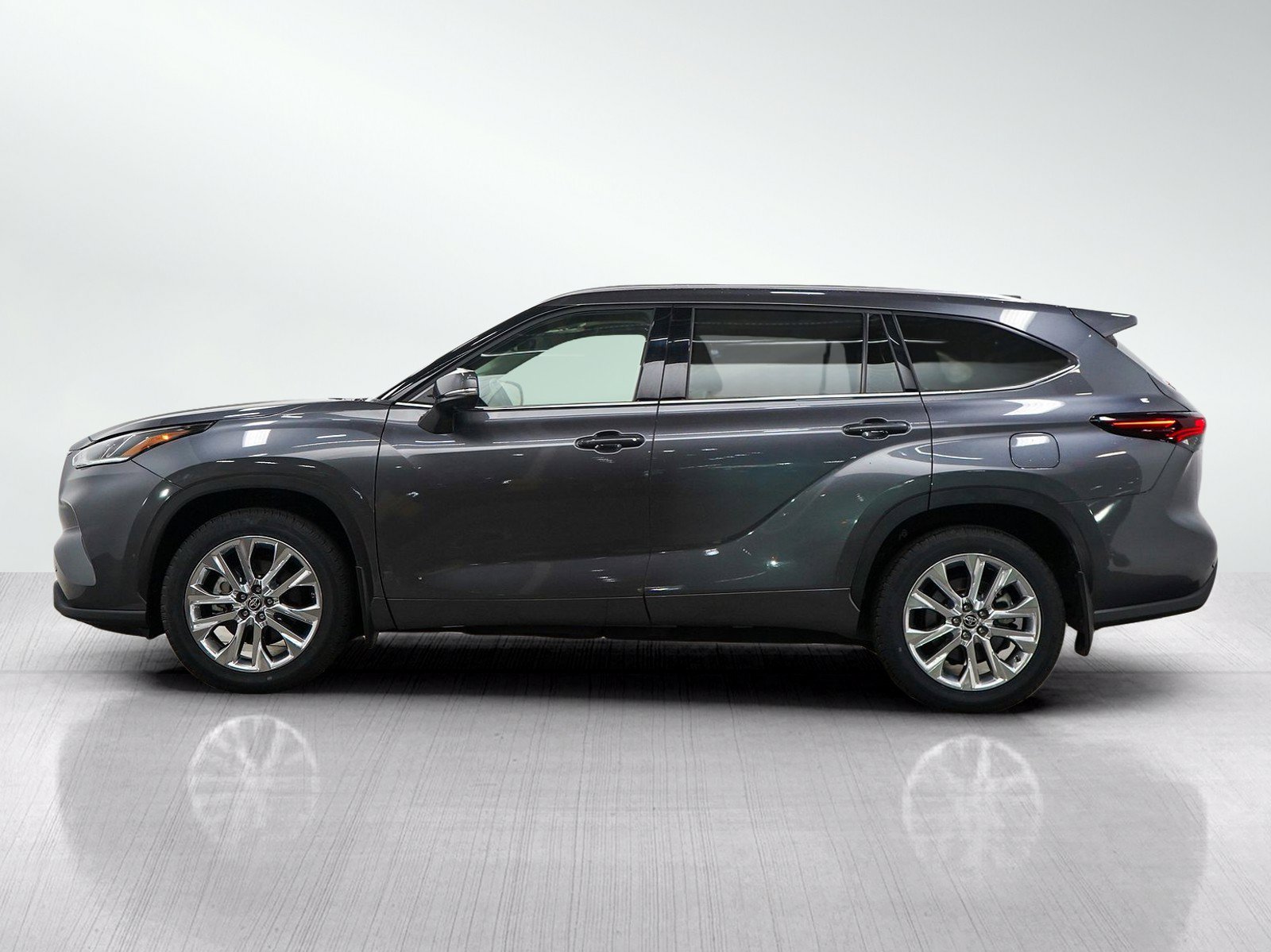 Used 2024 Toyota Highlander Limited AWD/4WD image 2