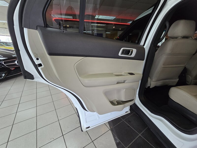 Used 2015 Ford Explorer XLT w/ Equipment Group 202B AWD/4WD image 10