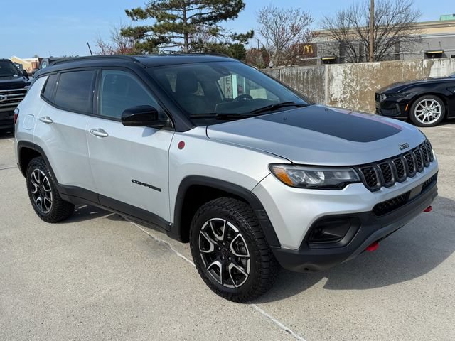 Used 2025 Jeep Compass Trailhawk AWD/4WD image 6