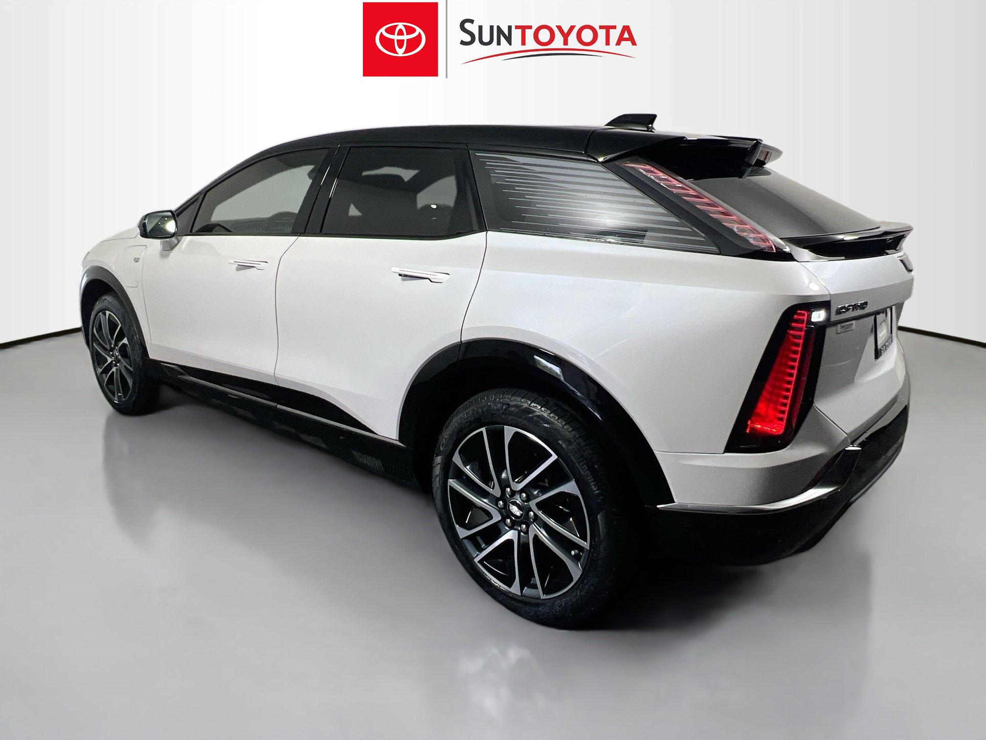 Used 2025 Cadillac Optiq Sport 1 w/ LPO, Floor Liner Package AWD/4WD image 6