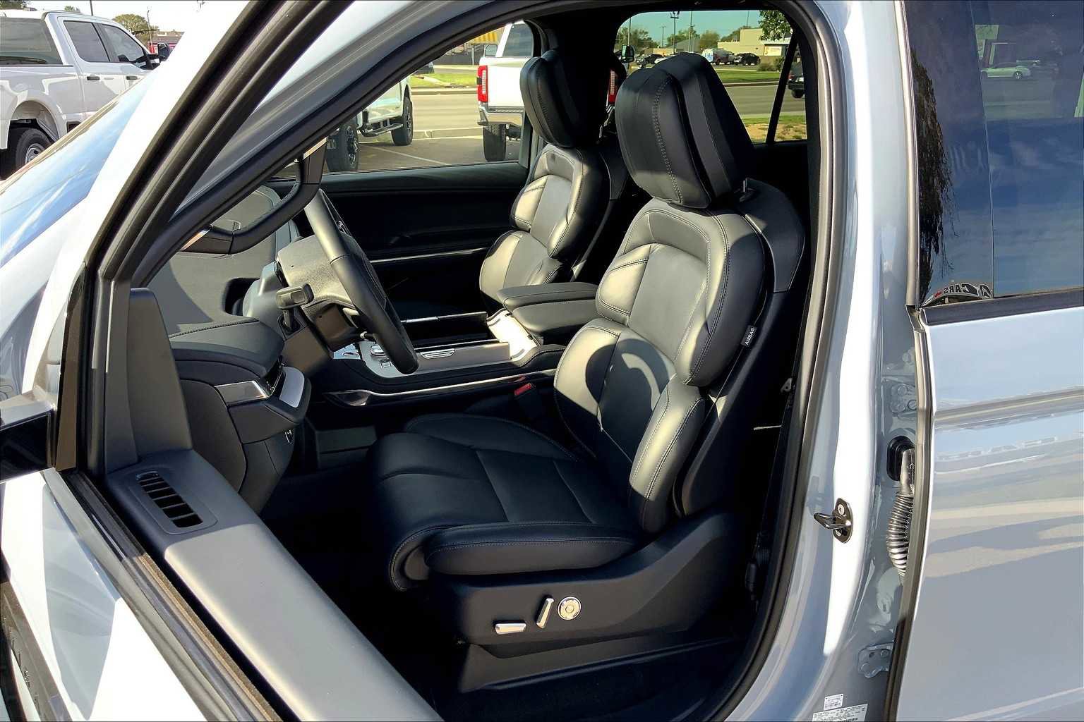 New 2025 Lincoln Navigator L Reserve w/ Jet Appearance Package image 9