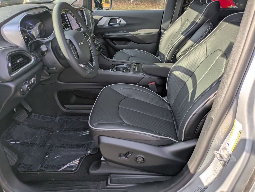New 2026 Chrysler Pacifica Limited image 14