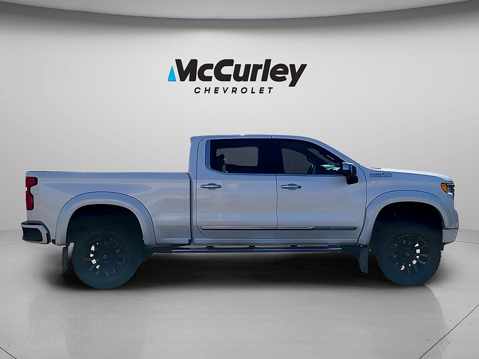 Used 2024 Chevrolet Silverado 1500 High Country w/ Technology Package AWD/4WD image 8